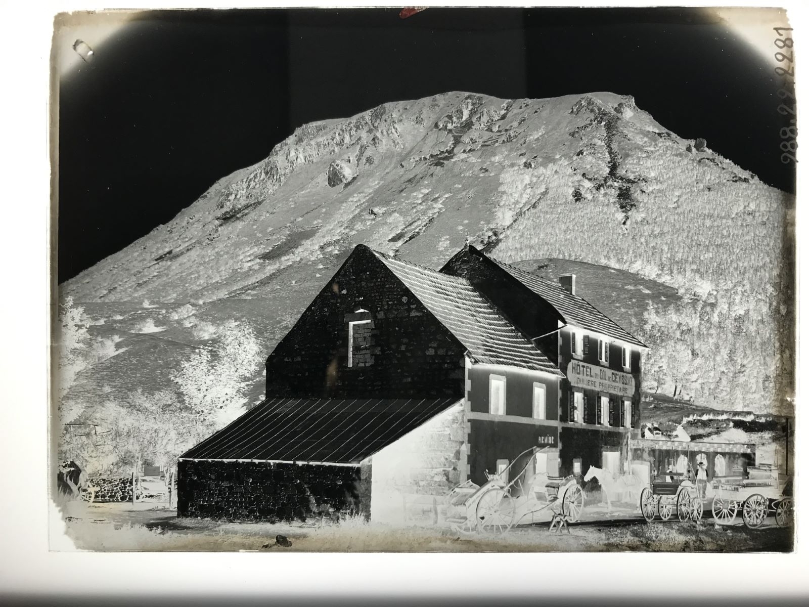 Vue de l'hôtel du Col de Ceyssat (titre factice)