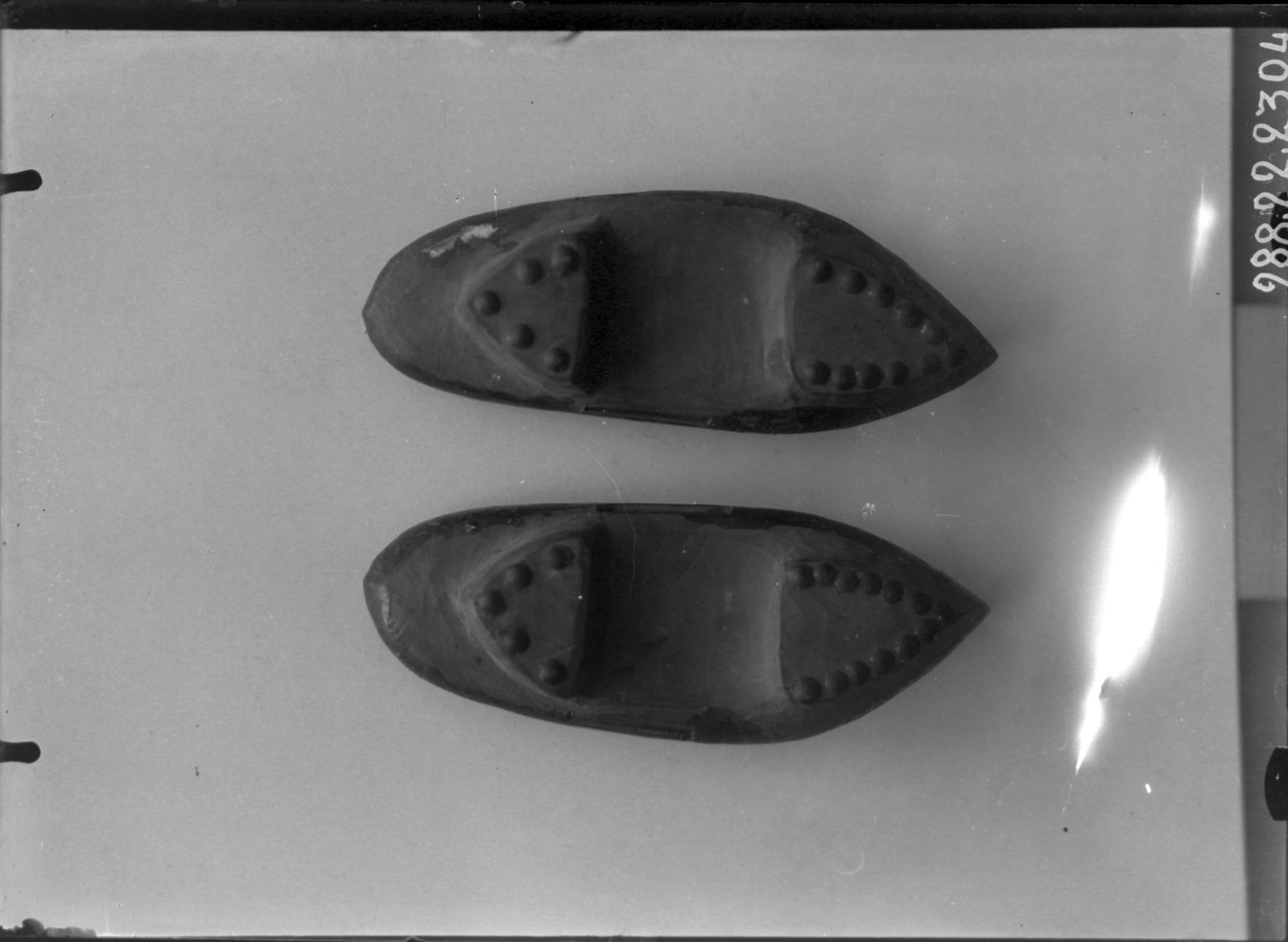 Paire de sabots, dessous (titre factice)