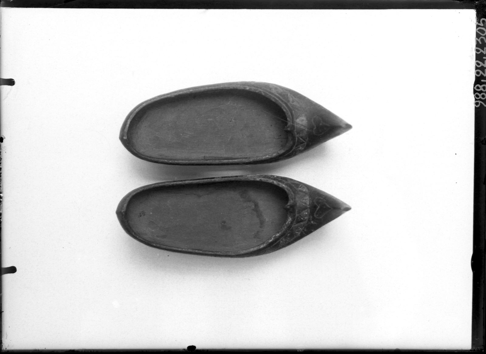 Paire de sabots, dessus (titre factice)