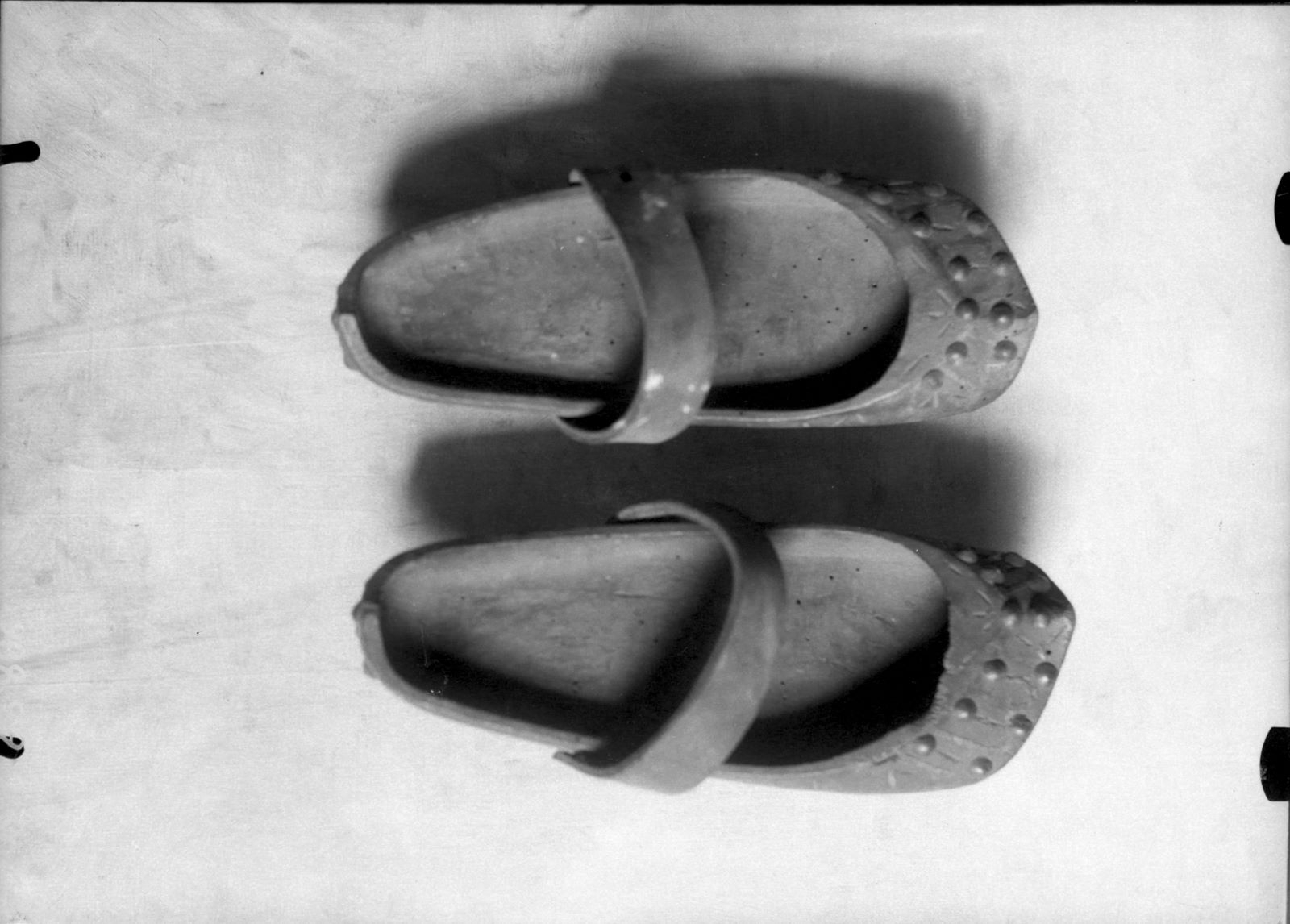 Paire de sabots, dessus (titre factice)