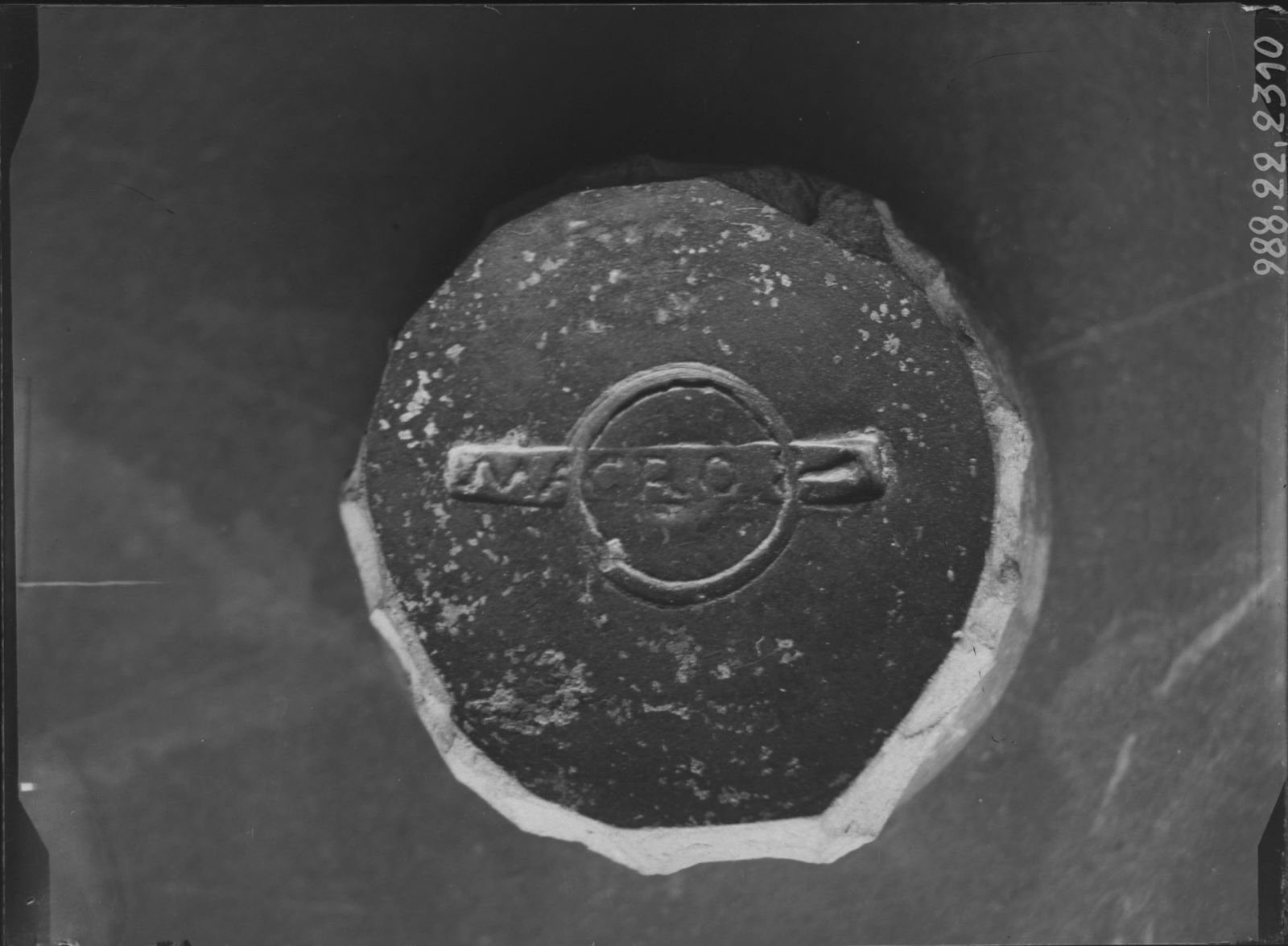 Fond de vase avec une estampille (titre factice)