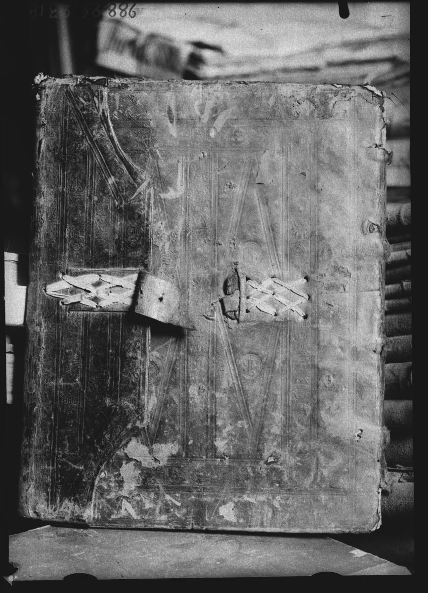 Coffre en bois recouvert de cuir (titre factice)