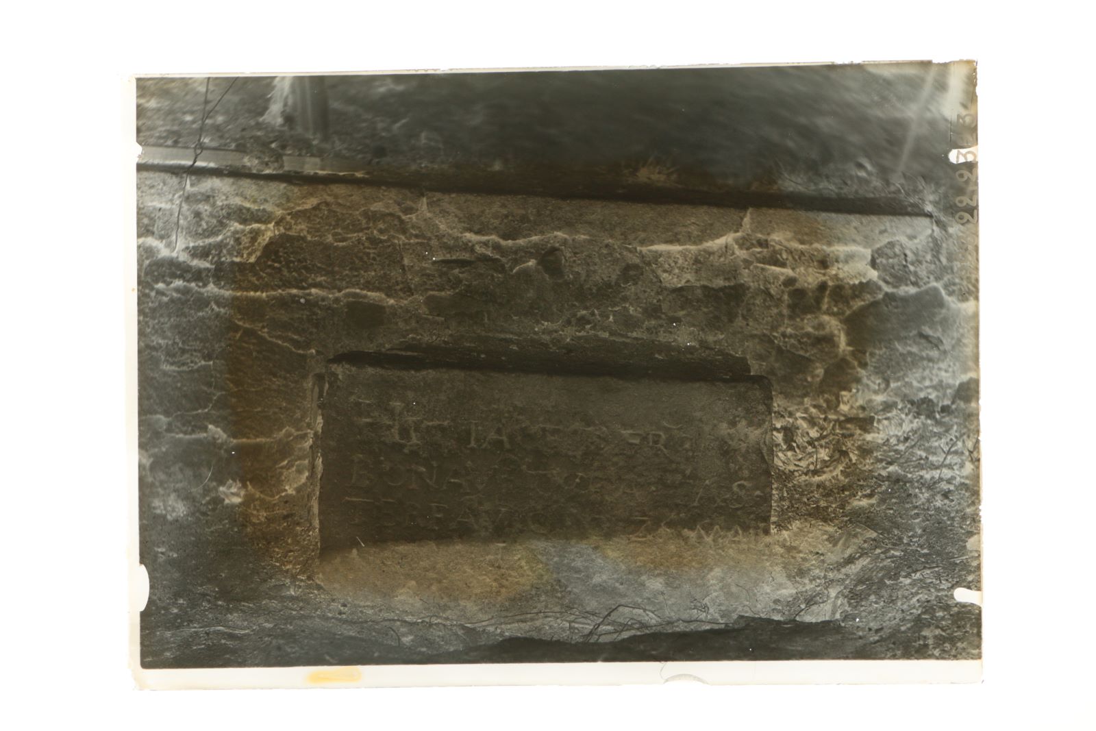 Inscription sur pierre (titre factice)