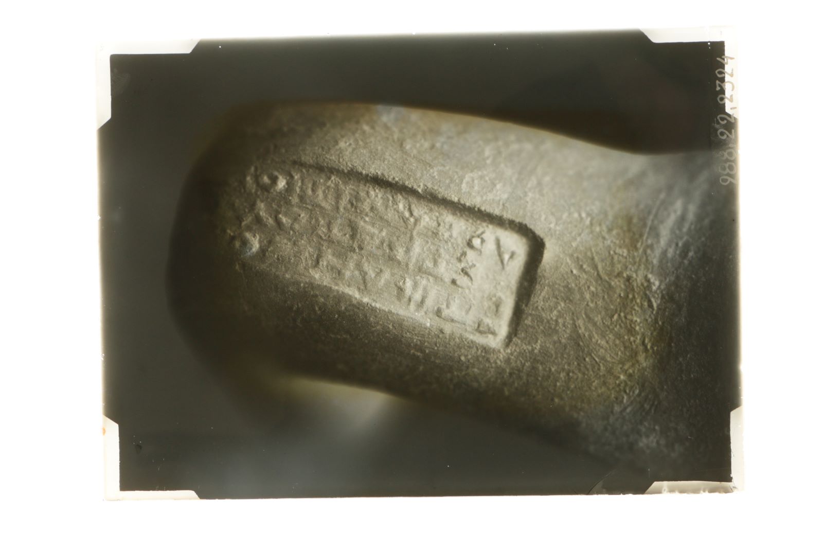 Marque sur une anse, peut-être d'amphore (titre factice)