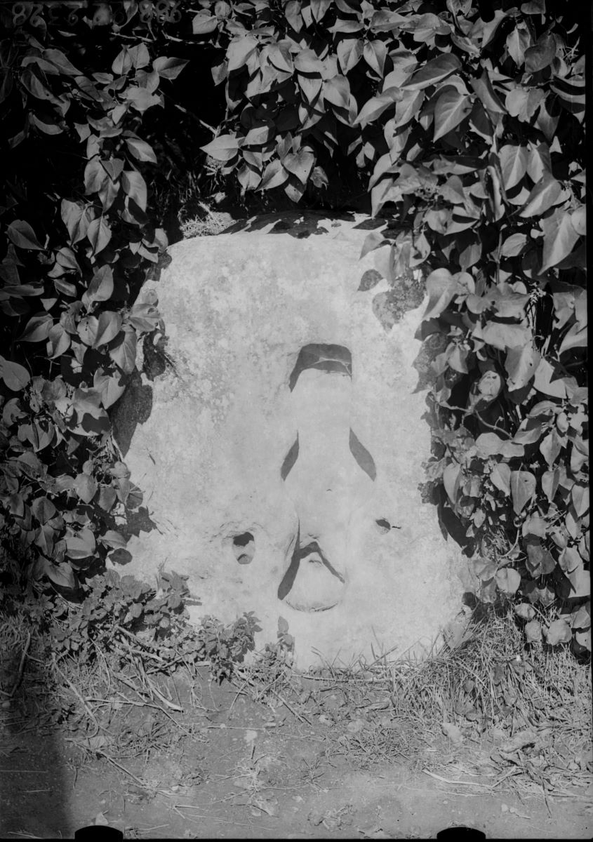 Pierre rectangulaire (titre factice)