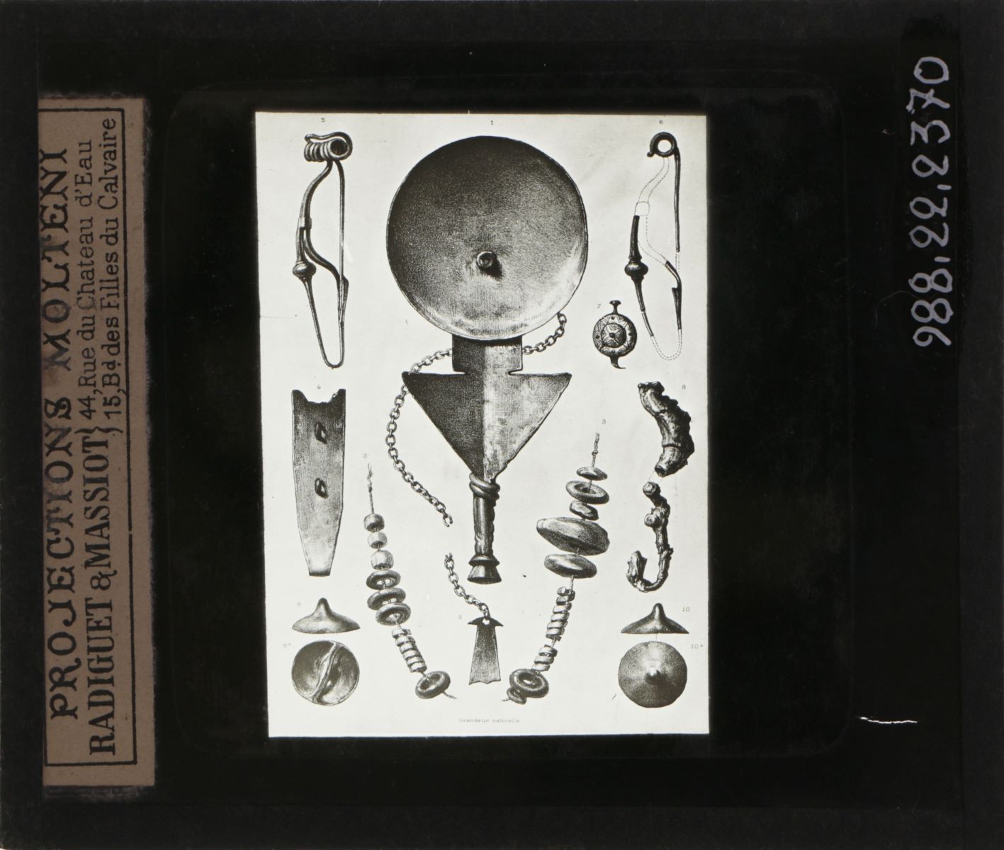 Fibules, boutons, collier en perles de bronze et d'ambre - Nécropole de Peyrethaut (Hautes Alpes) (titre inscrit)