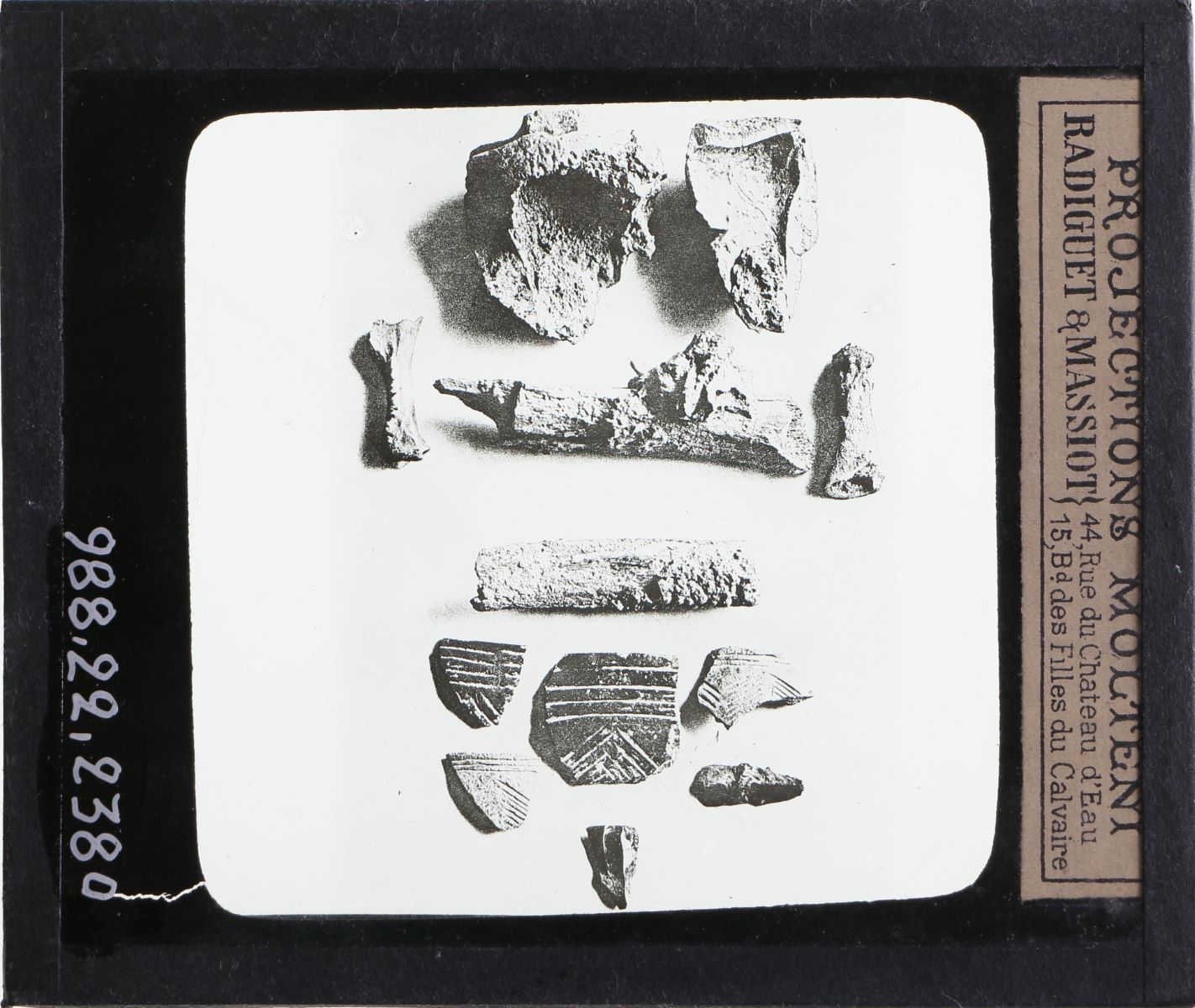 Fragments humains poteries et silex (titre inscrit)