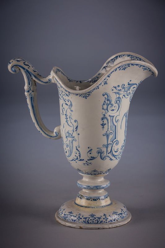 Aiguière en forme de casque