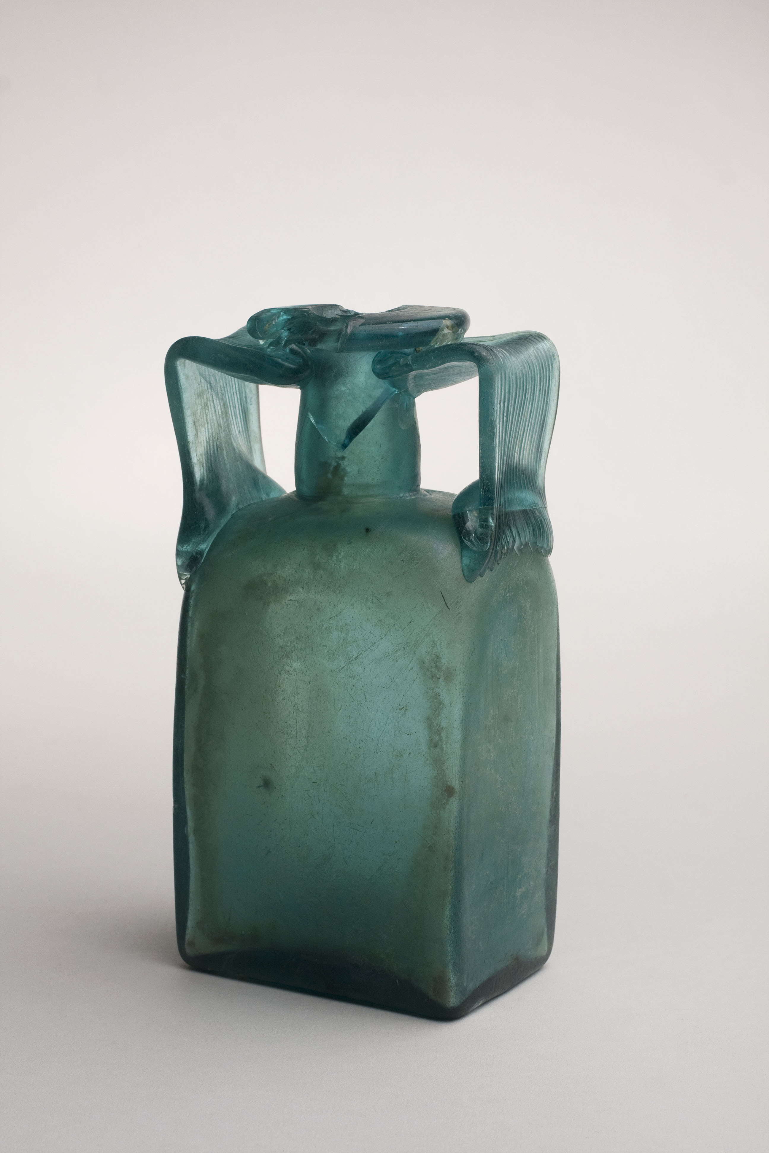 Bouteille en verre à deux anses et section rectangulaire