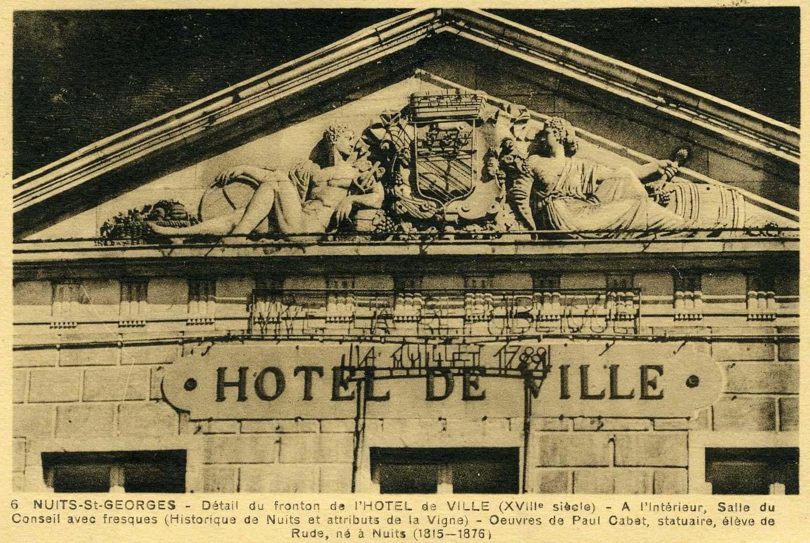 6 NUITS-St-GEORGES - Détail du fronton de L'HOTEL de VILLE (XVIIIe siècle) (titre inscrit)