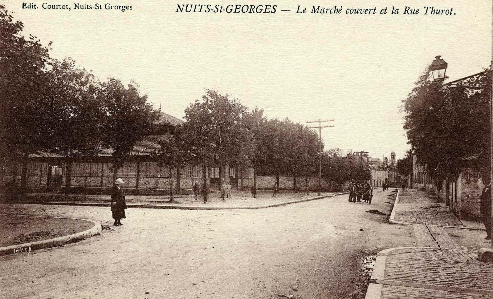 NUITS-St-GEORGES - Le Marché couvert et la Rue Thurot. (titre inscrit)