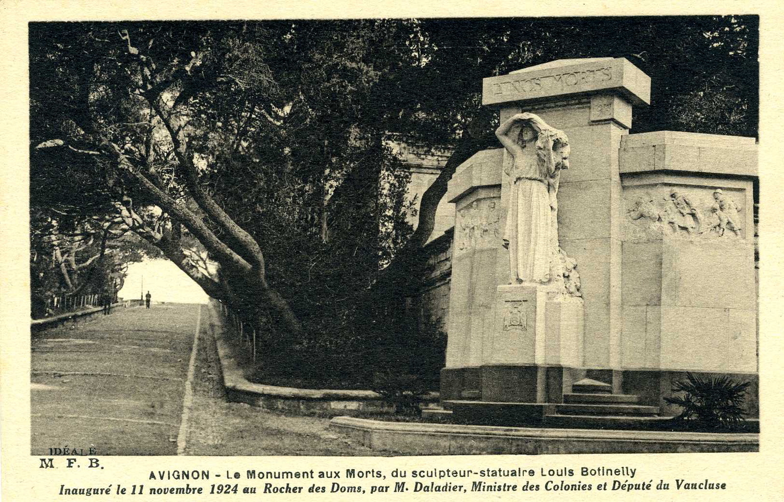AVIGNON - Le Monument aux Morts, du sculpteur-statuaire Louis Botinelly / Inauguré le 11 novembre 1924 au Rocher des Doms, par M. Daladier, Ministre des Colonies et Député du Vaucluse (titre inscrit)