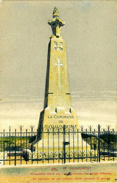 57 DOUAUMONT / Monument élevé sur l'emplacement du village disparu, / en souvenir de ses enfants morts pendant la guerre (titre inscrit)