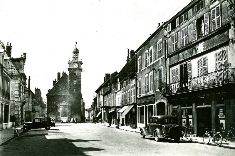 NUITS SAINT - GEORGES (Côte d'Or) / Place du Beffroy (titre inscrit)