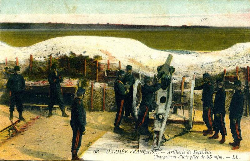 63 L'ARMEE FRANÇAISE. - Artillerie de Forteresse / Chargement d'une pièce de 95 m/m. - LL (titre inscrit)