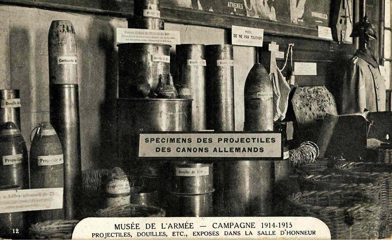 MUSEE DE L'ARMEE - Campagne 1914-1915 - Projectiles, douilles, etc., exposés dans la salle d'honneur (titre inscrit)