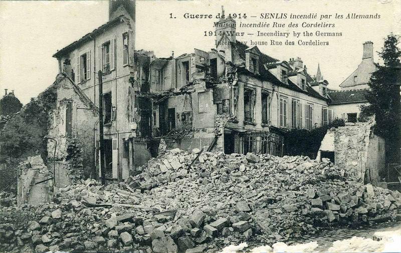 1. Guerre de 1914 - SENLIS incendié par les Allemands / Maison incendiée Rue des Cordeliers / 1914 War - Incendiary by the Germans / Incendiary house Rue des Cordeliers (titre inscrit, anglais)