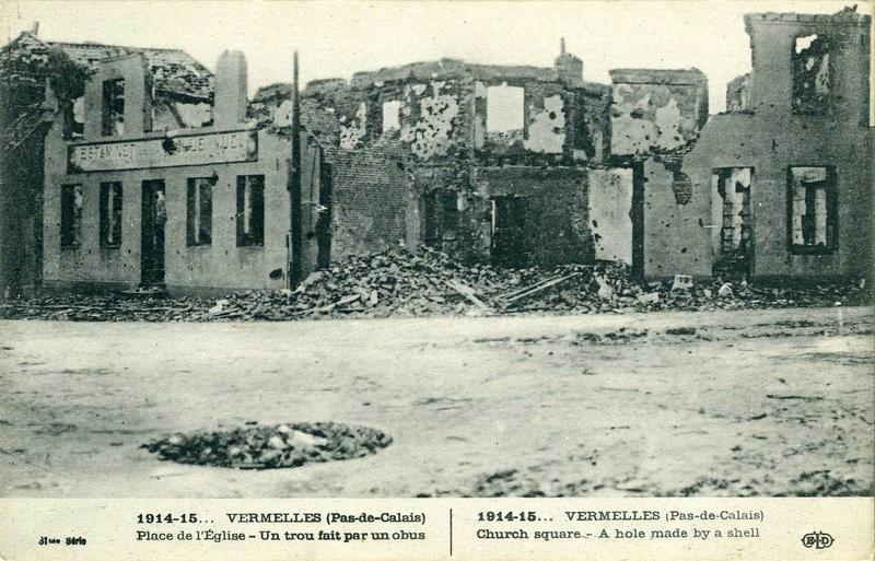 1914-15... VERMELLES (Pas-de-Calais) / Place de l'Eglise - Un trou fait par un obus / 1914-15...VERMELLES (Pas-de-Calais) / Church square - A hole made by a shell (titre inscrit, anglais)