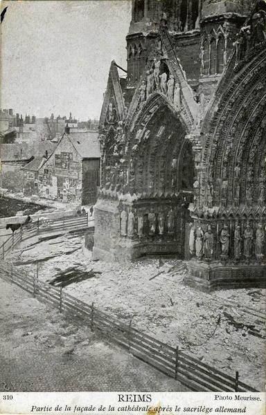 310 REIMS / Partie de la façade de la cathédrale après le sacrilège allemand (titre inscrit)