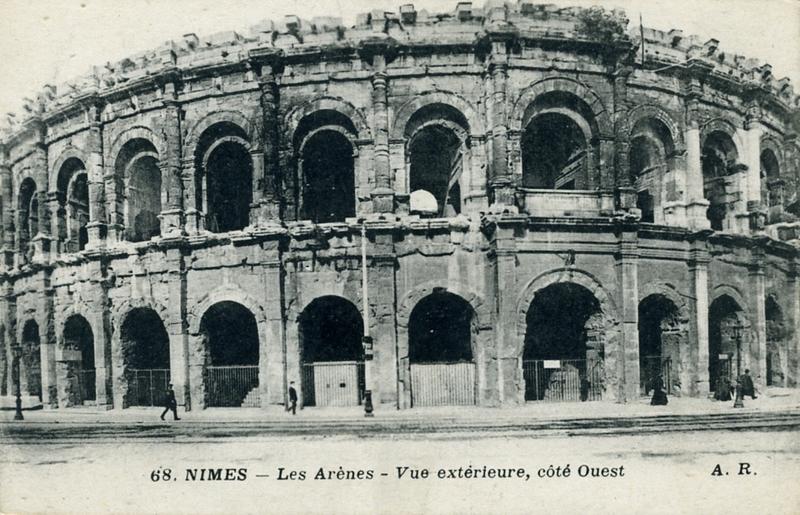 68. NÎMES - Les Arènes - Vue extérieure, côté ouest (titre inscrit)