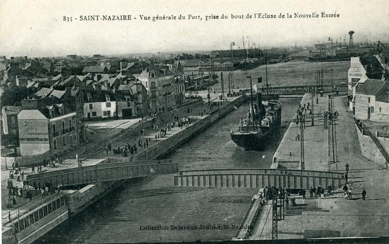 835 - SAINT- NAZAIRE - Vue générale du Port, prise du bout de l'Ecluse de la Nouvelle Entrée (titre inscrit)