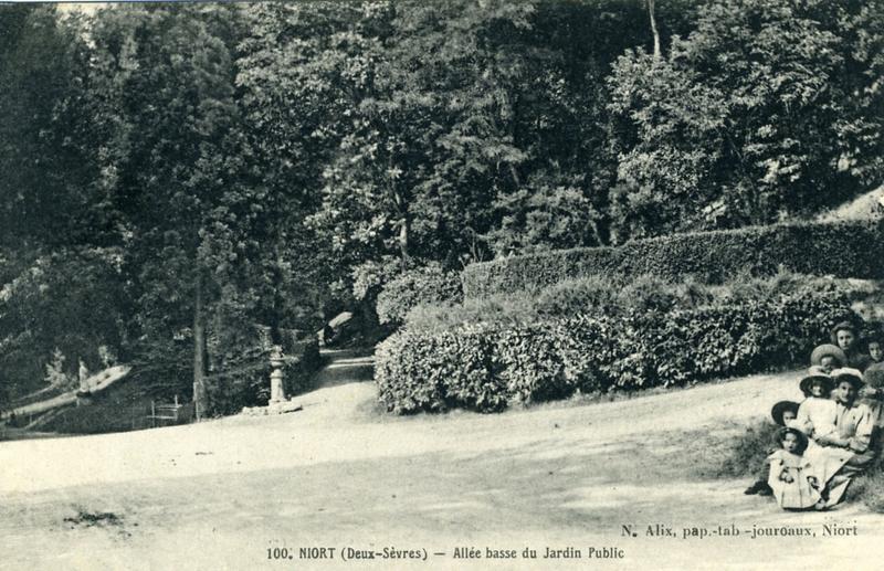 100. Niort (Deux-Sèvres) - Allée basse du Jardin Public. (titre inscrit)