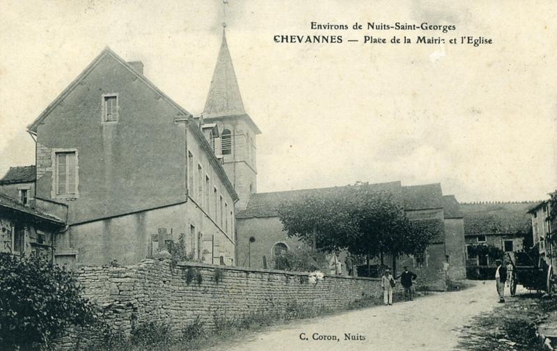 Environs de Nuits-Saint-Georges / CHEVANNES - Place de la Mairie et l'Église (titre inscrit)