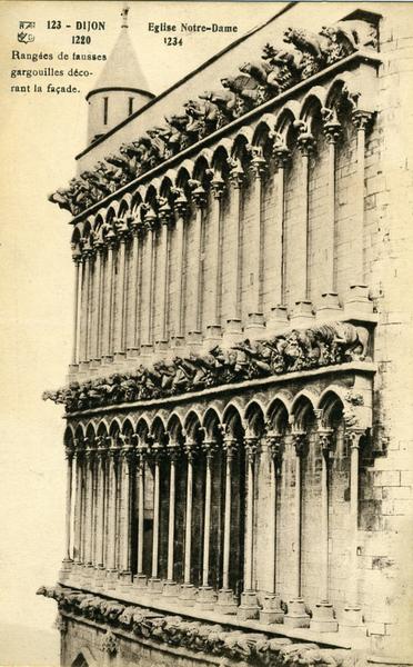123 - DIJON - Eglise Notre-Dame  / 1220-1234 / Rangées de fausses / gargouilles déco-/ rant la façade. (titre inscrit)