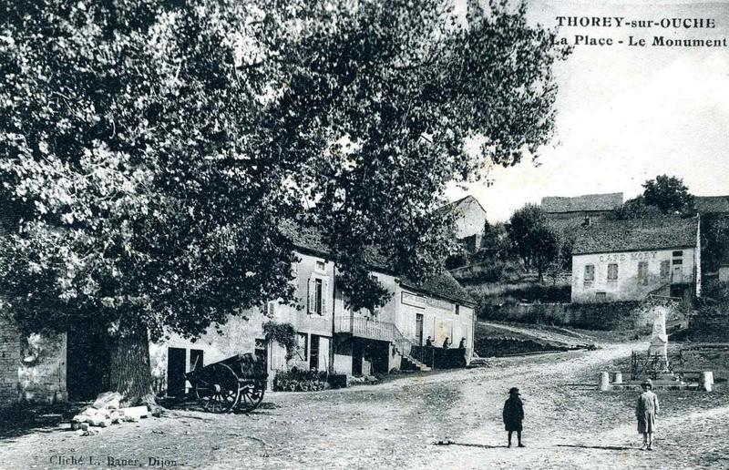 THOREY-sur-OUCHE / La Place - Le Monument (titre inscrit)