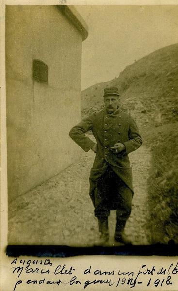 Auguste Marcillet dans un fort de l'Est pendant la guerre 1914-1918 (titre manuscrit)