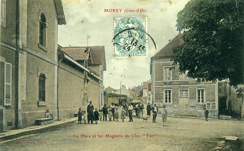 Morey (Côte d'Or ) (titre inscrit) / La Place et les Magasins du Clos 'Tart ' (sous titre inscrit)