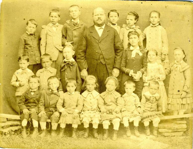 L'instituteur monsieur Nauleau, au centre du groupe de ses 19 élèves (titre factice)