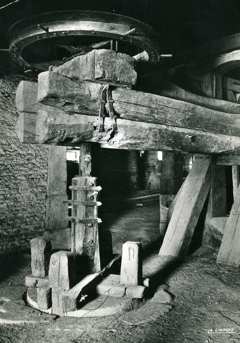 21.000.01 - 'La Bourgogne Pittoresque' Vieux pressoir de la Côte. (titre inscrit)