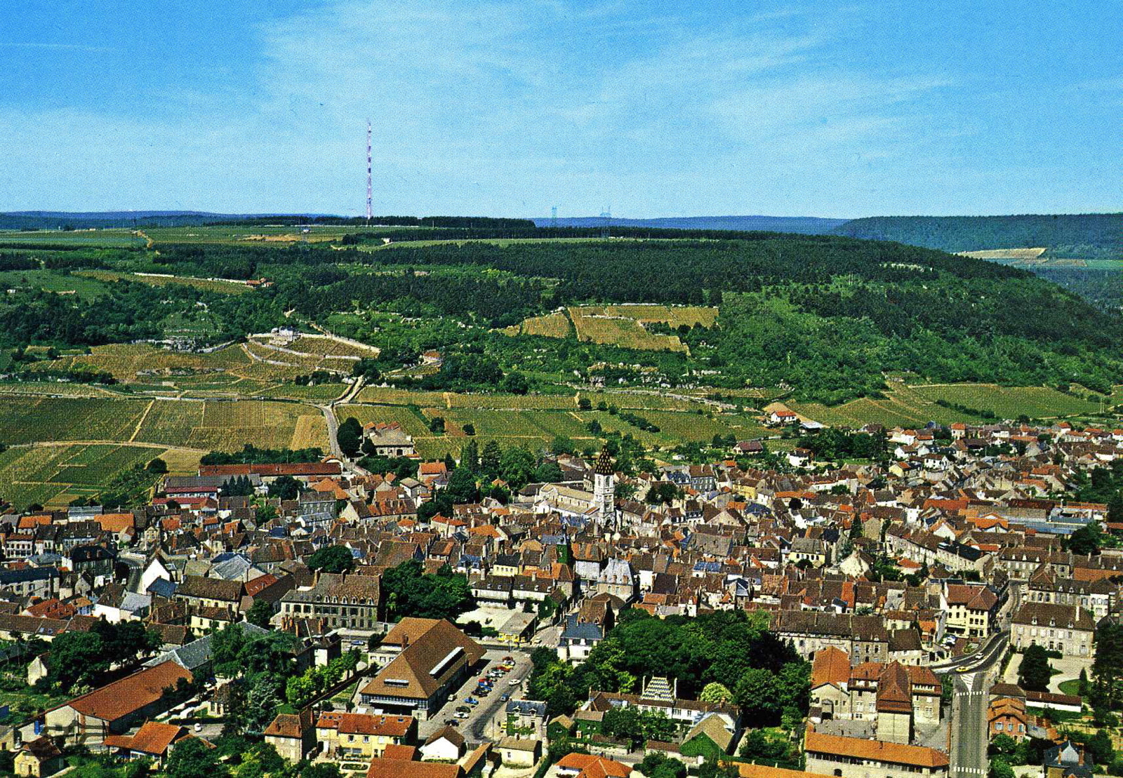 NUITS-St-GEORGES (Côte d'Or) / vue générale.  (titre inscrit)