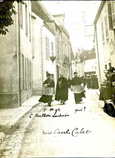 Monseigneur Landrieu descend la rue Paul Cabet ... (titre factice)