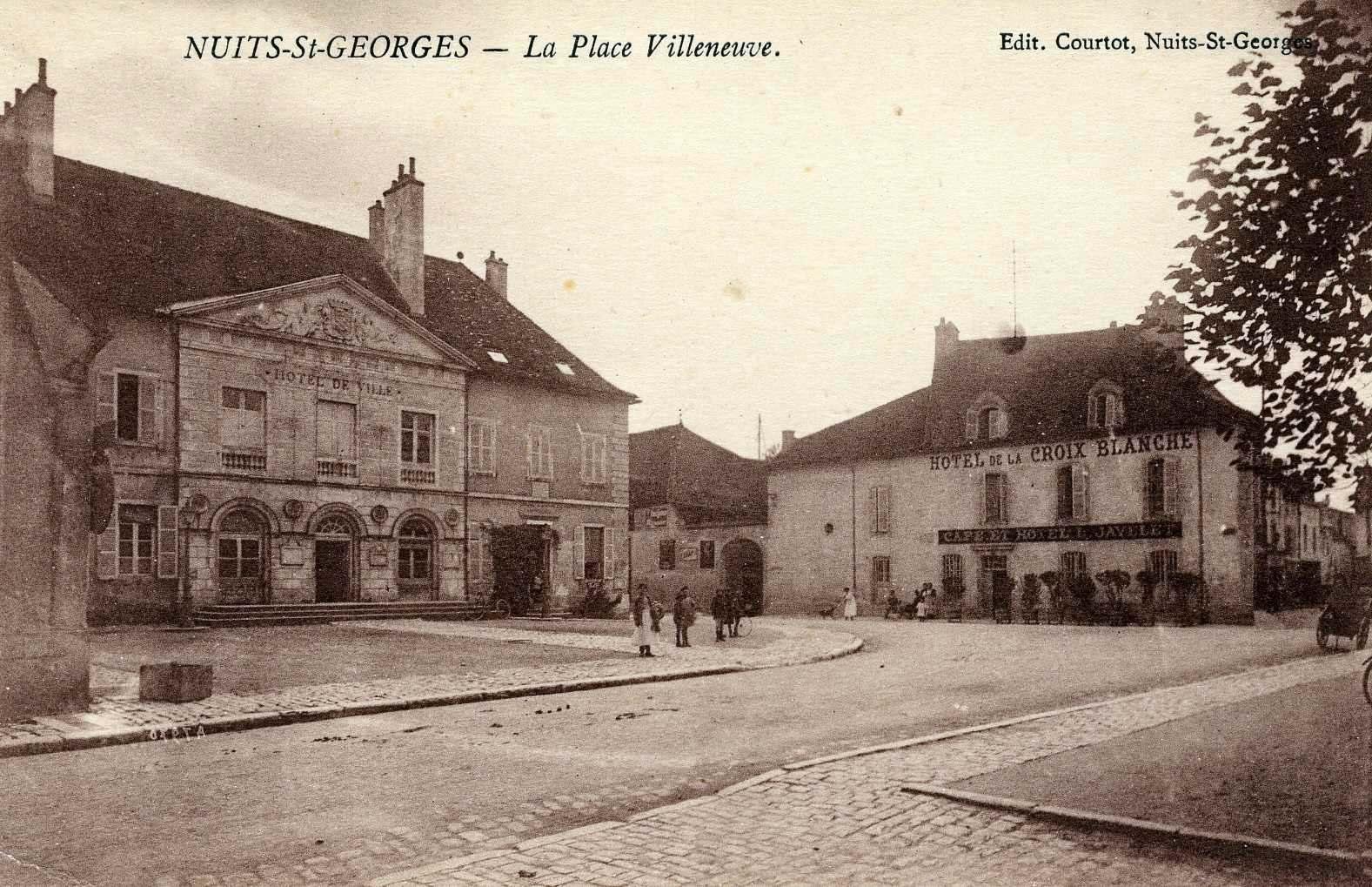 NUITS-St-GEORGES - La place Villeneuve. (titre inscrit)