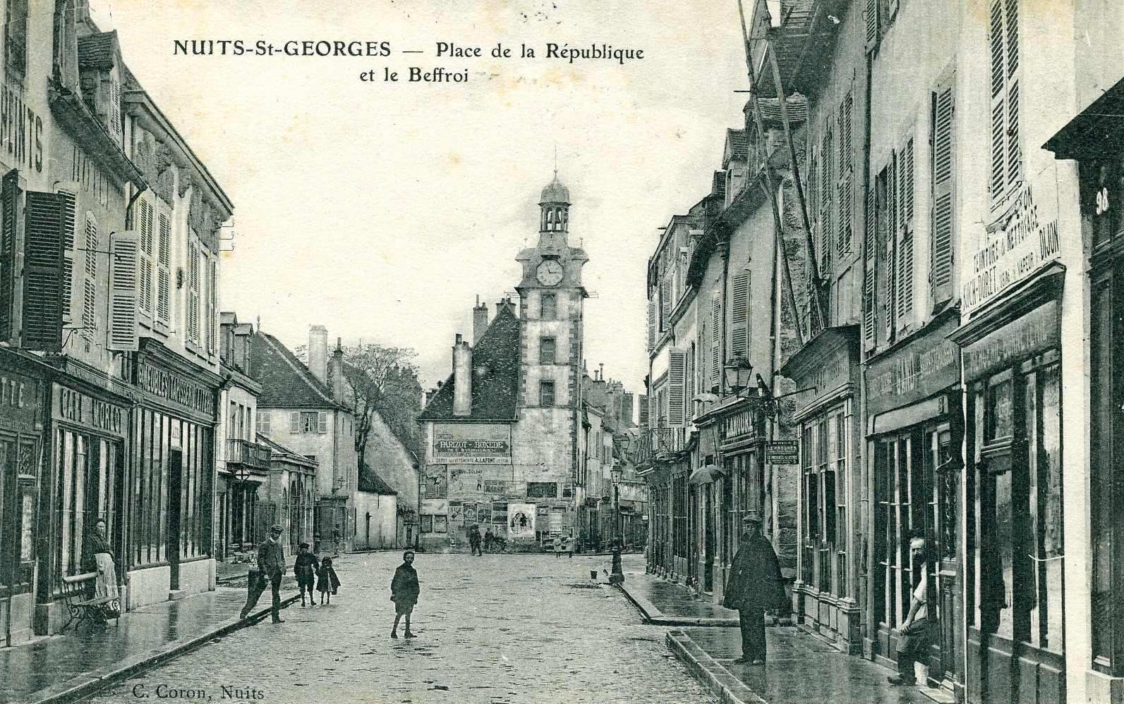 NUITS-St-GEORGES - Place de la République et le beffroi (titre inscrit)