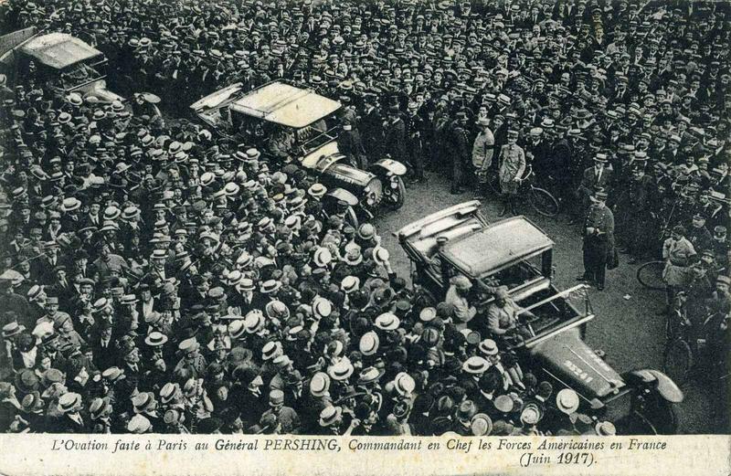 L'Ovation faite à Paris au Général PERSHING, Commandant en Chef les Forces Américaines en France / (Juin 1917, titre inscrit)