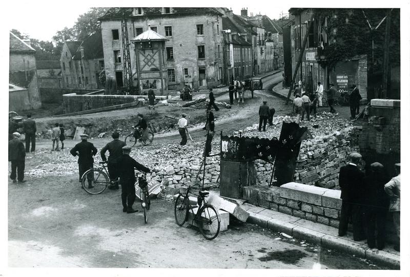1944 / La circulation est rétablie grâce / au remblai du Meuzin (titre inscrit)