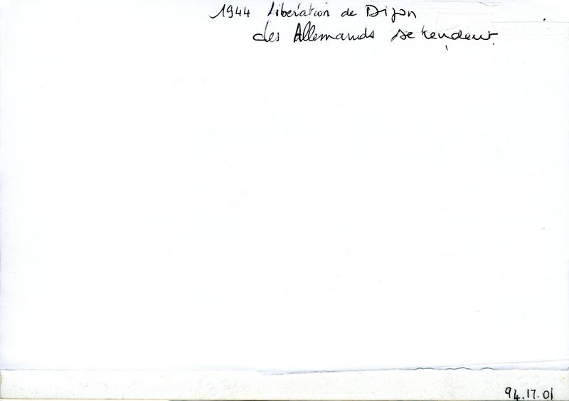 1944 Libération de Dijon / des Allemands se rendent (titre inscrit)