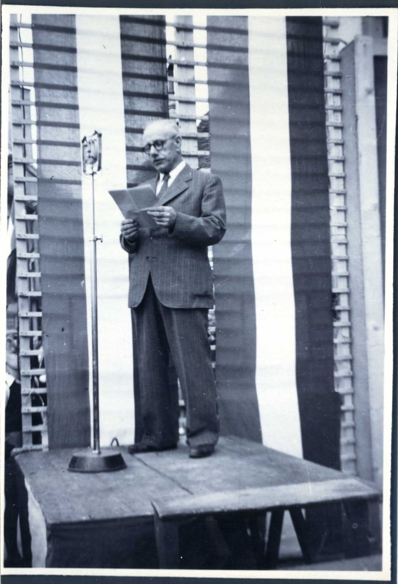 Anniversaire de la libération / 10/09/45 / Mr Forgemont, maire de Nuits St Georges / prononçant son allocution. (titre inscrit)