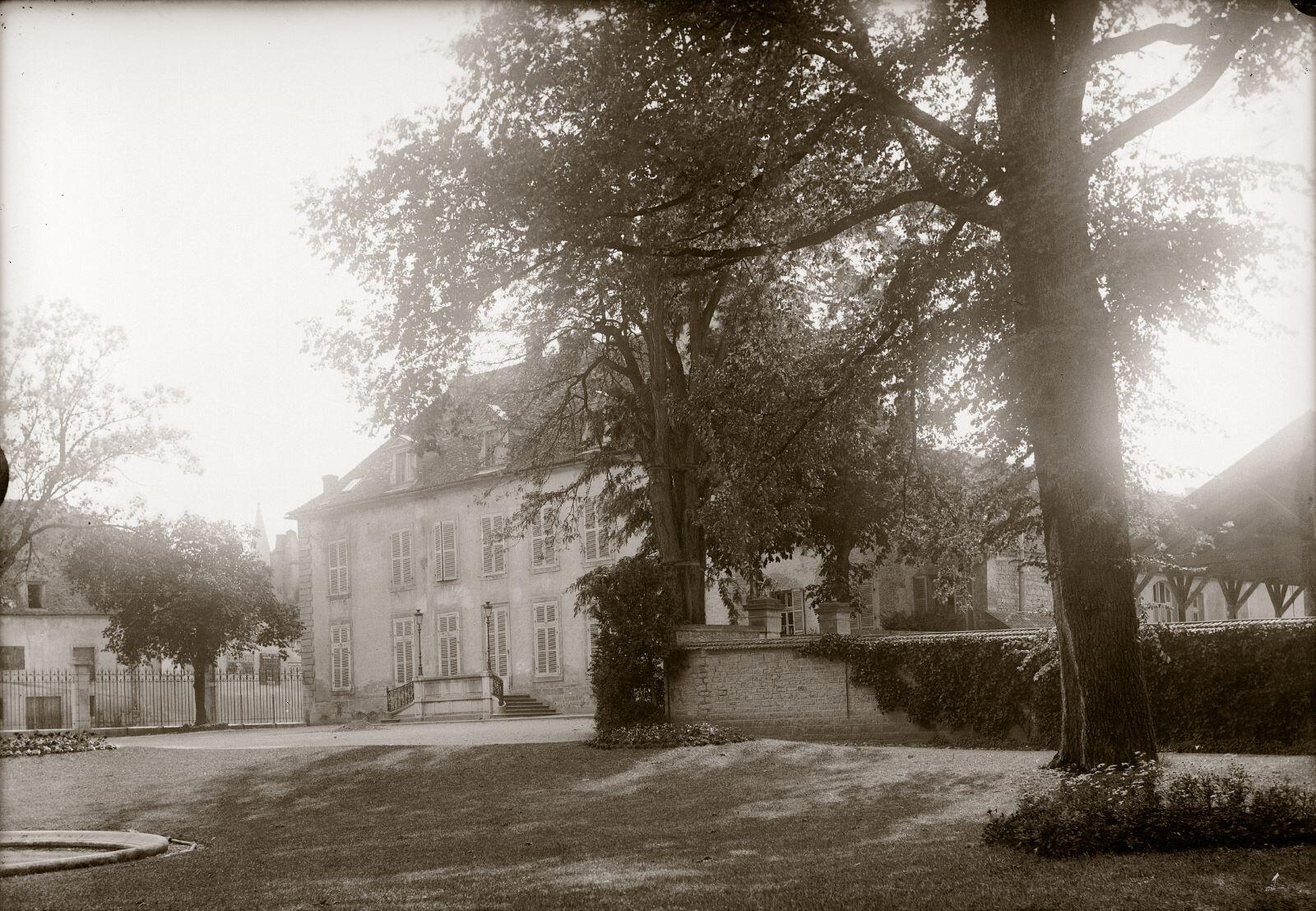 Arrière de l'Hôtel de Ville, bord du bassin (titre usuel)