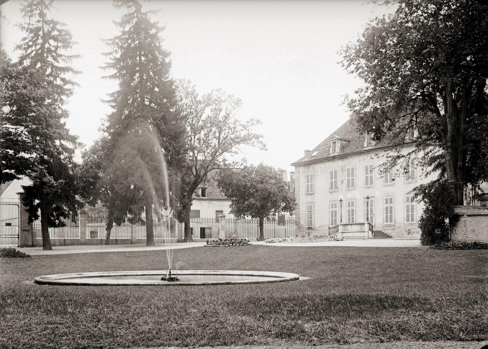 Nuits-Saint-Georges - Arrière de l'hôtel de ville (titre usuel)