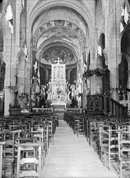Eglise St Denis, vue intérieure, nef et choeur décorés de drapeaux 23/11/1919 (titre usuel)