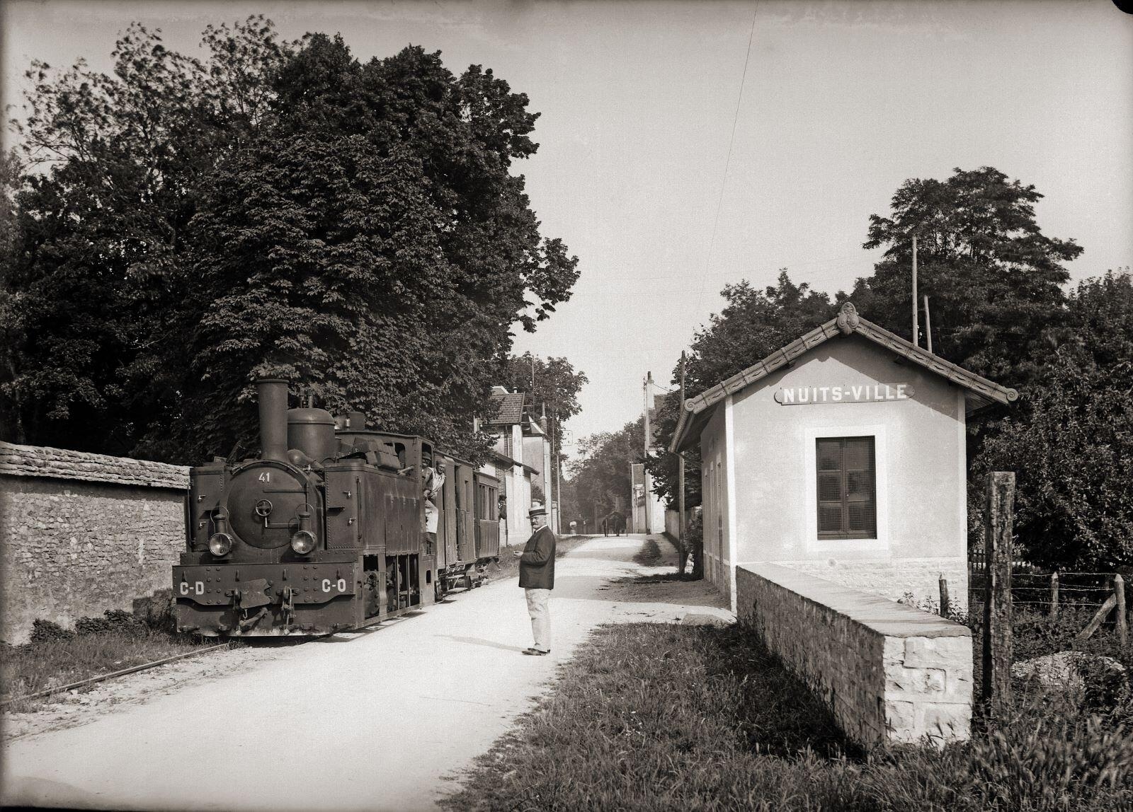 Nuits-Saint-Georges - Une halte du tramway, rue Caumont-Bréon (titre usuel)
