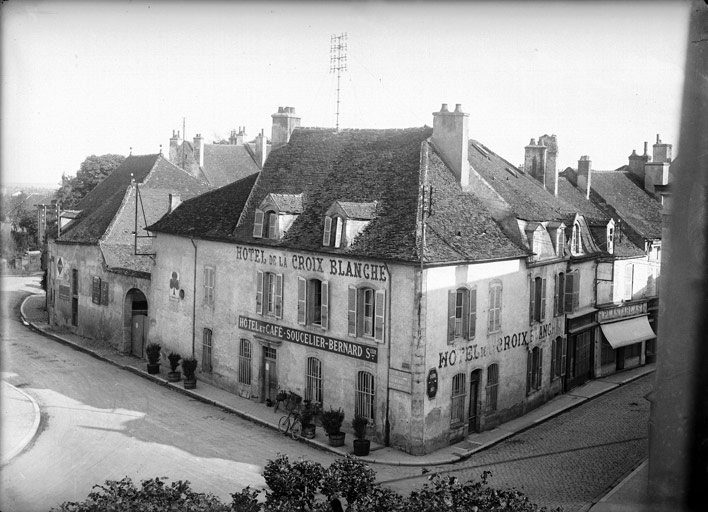Hôtel et café de la Croix Blanche Soucelier-Bernard (titre usuel)