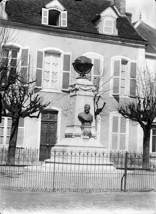 Buste F. Tisserand (place du Cratère St Georges) (titre usuel)