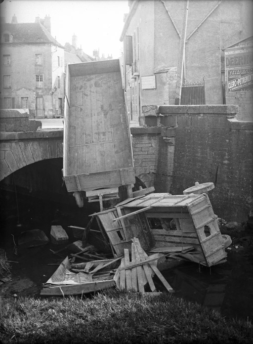 Accident de camion. Vue d’en bas, berge du Meuzin : la cabine (titre usuel)