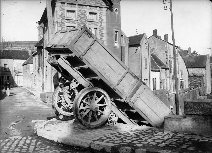 Accident de camion. Vue côté rue : la remorque (titre usuel)