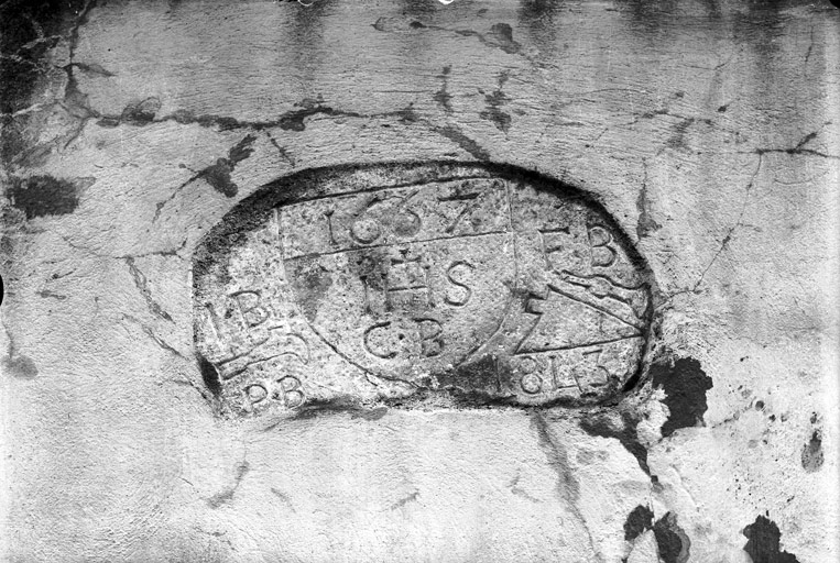 Pierre inscrite, scellée dans un mur : 1667 / IHS / C.B. I.B., une serpe, P.B. F.B. une meille, 1843 (titre usuel)